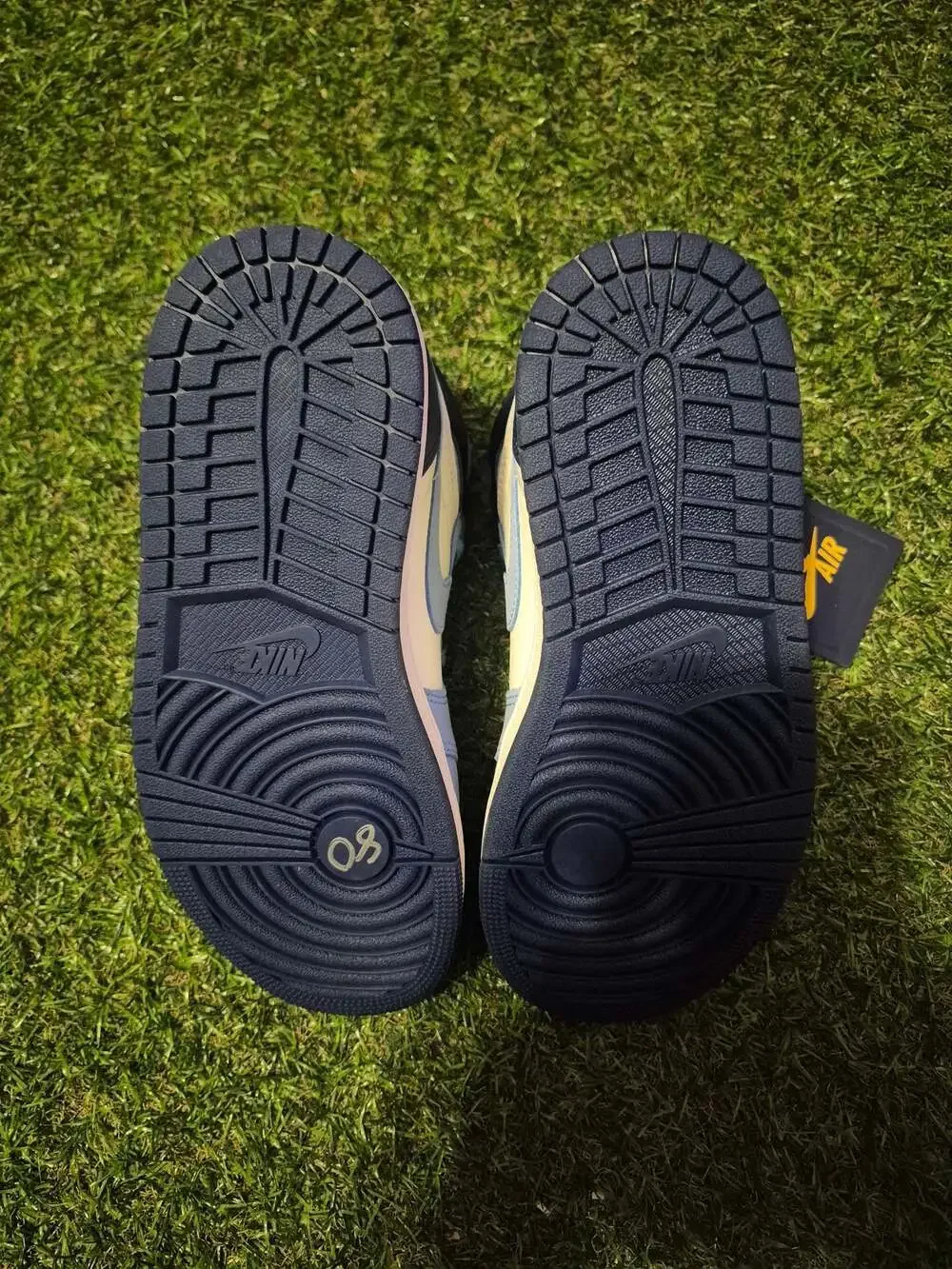 Air Jordan 1 Retro High OG First In Flight University Blue Midnight Navy